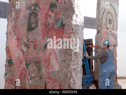 Graffiti auf einem Abschnitt der Berliner Mauer ist das Newseum, der sich derzeit im Bau auf Oktober 30, 2007, in Washington gesehen. Acht Teile der Mauer und Wachturm zu sehen sein, wenn das Museum fertig ist. (UPI Foto/Roger L. Wollenberg) Stockfoto