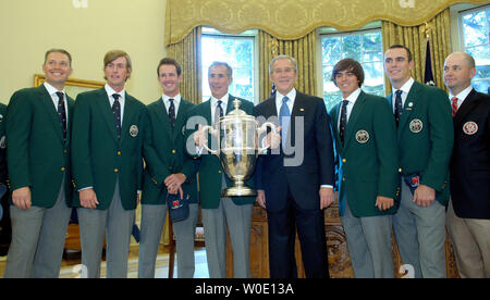 Us-Präsident George W. Bush wirft mit Mitgliedern des US-Walker Cup Team im Oval Office des Weißen Hauses in Washington am 5. November 2007. (UPI Foto/Roger L. Wollenberg) Stockfoto