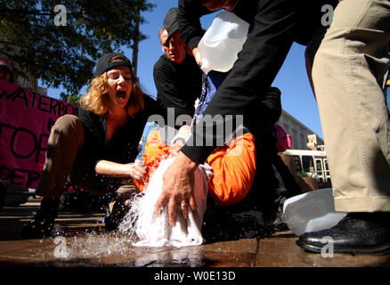 Maboud Ebrahimzadeh (C) beteiligt sich mit anderen anti-Aktivisten in einem waterboarding Demonstration vor der US-Justizministerium in Washington Folter am 5. November 2007. Zadeh, der andere Aktivist gab eine live Demonstration der vermeintlichen US-Integration wie das so genannte waterboarding, in der die Person zu simulierten Ertrinkens ausgesetzt ist, Präsident Bushs Ernennung der Richter Michael Mukasey US Attorney General zu protestieren. (UPI Foto/Kevin Dietsch) Stockfoto