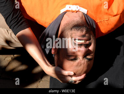 Maboud Ebrahimzadeh beteiligt sich mit anderen anti-Aktivisten in einem waterboarding Demonstration vor der US-Justizministerium in Washington Folter am 5. November 2007. Zadeh, der andere Aktivist gab eine live Demonstration der vermeintlichen US-Integration wie das so genannte waterboarding, in der die Person zu simulierten Ertrinkens ausgesetzt ist, Präsident Bushs Ernennung der Richter Michael Mukasey US Attorney General zu protestieren. (UPI Foto/Kevin Dietsch) Stockfoto