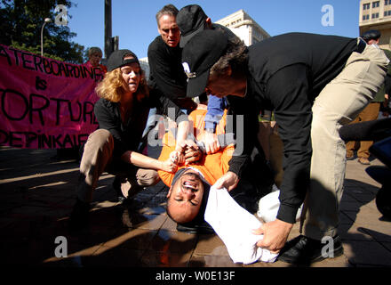 Maboud Ebrahimzadeh (C) beteiligt sich mit anderen anti-Aktivisten in einem waterboarding Demonstration vor der US-Justizministerium in Washington Folter am 5. November 2007. Zadeh, der andere Aktivist gab eine live Demonstration der vermeintlichen US-Integration wie das so genannte waterboarding, in der die Person zu simulierten Ertrinkens ausgesetzt ist, Präsident Bushs Ernennung der Richter Michael Mukasey US Attorney General zu protestieren. (UPI Foto/Kevin Dietsch) Stockfoto