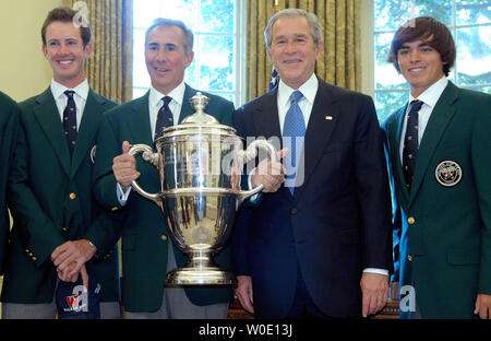Us-Präsident George W. Bush wirft mit Mitgliedern des US-Walker Cup Team im Oval Office des Weißen Hauses in Washington am 5. November 2007. (UPI Foto/Roger L. Wollenberg) Stockfoto