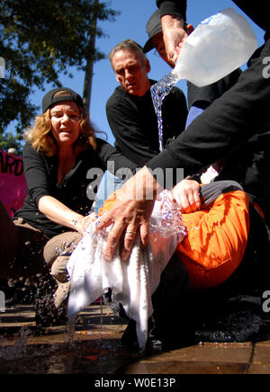 Maboud Ebrahimzadeh (C) beteiligt sich mit anderen anti-Aktivisten in einem waterboarding Demonstration vor der US-Justizministerium in Washington Folter am 5. November 2007. Zadeh, der andere Aktivist gab eine live Demonstration der vermeintlichen US-verhörmethoden wie das so genannte waterboarding, in der die Person zu simulierten Ertrinkens ausgesetzt ist, Präsident Bushs Ernennung der Richter Michael Mukasey US Attorney General zu protestieren. (UPI Foto/Kevin Dietsch) Stockfoto