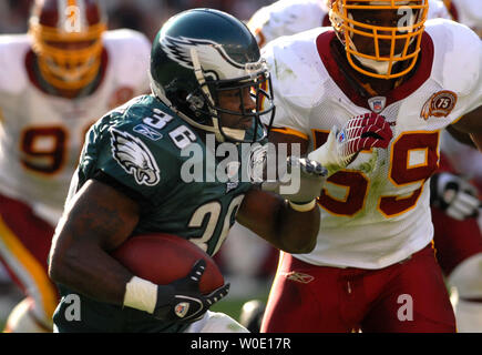 Philadelphia Eagles running zurück Brian Westbrook läuft gegen die Washington Redskins im ersten Quartal bei FedEx Field in Landover, Maryland am 11. November 2007. (UPI Foto/Kevin Dietsch) Stockfoto