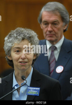 Umwelt Amerika Geschäftsführer Christine Alt (L), verbunden durch den Vorsitzenden des Hauses Energie Unabhängigkeit und die globale Erwärmung Ausschuss Rep. Edward Markey (D-MA), spricht bei einer Pressekonferenz über die staatliche Führung auf eine kohlenstoffarme Zukunft Energie in Washington am 14. November 2007. (UPI Foto/Kevin Dietsch) Stockfoto