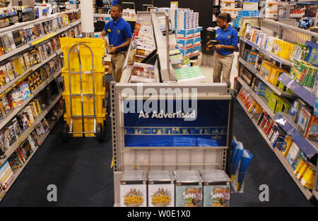 Best Buy Mitarbeiter von Alexandria, Virginia Lager Regale kurz vor dem Store 5:00 UHR Öffnung für spezielle Früh - Vogel Shopping Ermäßigungen am Schwarzen Freitag, 23. November 2007. Tausende von Kunden außerhalb der Öffnungszeiten gefüttert, bevor es geöffnet. (UPI Foto/Alexis C Glenn) Stockfoto