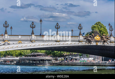 Frankreich, 7. Arrondissement von Paris, Pont Alexandre III und Rosa Bonheur barge - Restaurant an den Ufern der Seine Promenade Stockfoto