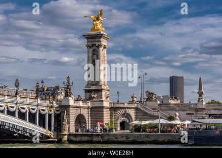 Frankreich, 7. Arrondissement von Paris, Pont Alexandre III und barge der Bistrot Alexandre III an den Ufern der Seine Promenade Stockfoto
