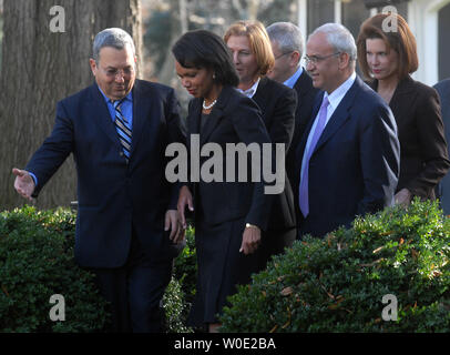 Der israelische Verteidigungsminister Ehud Barak (L) ermöglicht die US-Außenministerin Condoleeza Rice (2nd-L) weiter, wie sie die israelische Außenministerin Tzipi Livni (C) mit dem palästinensischen Premierminister Salam Fayyad (2nd-R) und der US-Chef des Protokolls Nancy Brinker, da sie alle ihren Weg in den Rosengarten zu aufgeführt, eine Erklärung von US-Präsident George W. Bush nach einem Treffen mit dem palästinensischen Präsidenten Mahmud Abbas und dem israelischen Premierminister Ehud Olmert im Weissen Haus am 28. November 2007 eingehalten werden. Die drei Führer nahmen an einer Konferenz in den USA früh in der Woche eine Stockfoto