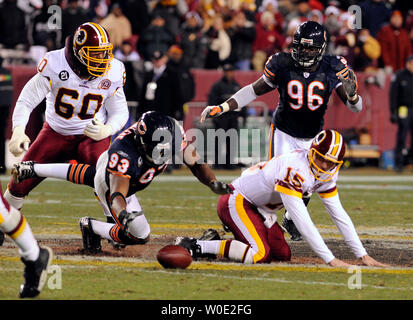 Chicago Bears defensive Ende Adewale Ogunleye (93) springt auf der Kugel fummelte die Washington Redskins quarterback Todd Collins (15) Da die Redskins beleidigender Gerät Chris Samuels und Bären defensive Ende Alex Brown Blick auf im zweiten Quartal bei FedEx Field in Landover, Maryland, am 6. Dezember 2007. (UPI Foto/Roger L. Wollenberg) Stockfoto