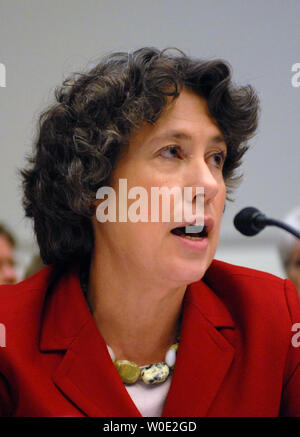 Vorsitzender der Federal Deposit Insurance Corporation (FDIC), Sheila Bair bezeugt an einem Haus Ausschuss für Finanzdienstleistungen Anhörung über die Hypothekenkrise in Washington am 6. Dezember 2007. (UPI Foto/Alexis Glenn) Stockfoto