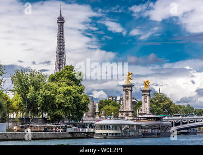 Frankreich, 7. Arrondissement von Paris, dem Eiffelturm, Pont Alexandre III über den Fluss Seine und Rosa Bonheur und Flow Lastkähne - Restaurant Stockfoto