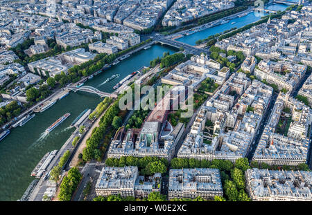 Frankreich, 7. und 16. Arrondissements von Paris, Blick vom Eiffelturm (Palais Galliera, Palais de Tokyo, Musée du quai Branly, Heilige Dreifaltigkeit Orthodoxe Kathedrale, Seine, Passerelle Debilly, Pont de l'Alma) Stockfoto