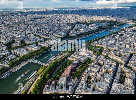 Frankreich, 7. und 16. Arrondissements von Paris, Blick vom Eiffelturm (Palais Galliera, Palais de Tokyo, Musée du quai Branly, Heilige Dreifaltigkeit Orthodoxe Kathedrale, Seine, Passerelle Debilly, Pont de l'Alma) Stockfoto