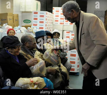 Schauspieler Morgan Freeman Hände Taschen von Nahrungsmitteln an die Bedürftigen in der Capital Area Food Bank in Washington am 18. Dezember 2007. Essen Banken in den USA sind Berichte Spenden sind gut unter dem, was in den Gemeinden erforderlich ist. (UPI Foto/Roger L. Wollenberg) Stockfoto