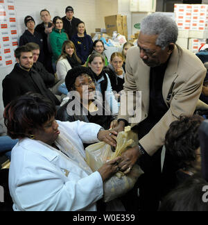 Schauspieler Morgan Freeman Hände Taschen von Nahrungsmitteln an die Bedürftigen in der Capital Area Food Bank in Washington am 18. Dezember 2007. Essen Banken in den USA sind Berichte Spenden sind gut unter dem, was in den Gemeinden erforderlich ist. (UPI Foto/Roger L. Wollenberg) Stockfoto