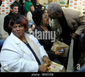 Schauspieler Morgan Freeman Hände Taschen von Nahrungsmitteln an die Bedürftigen in der Capital Area Food Bank in Washington am 18. Dezember 2007. Essen Banken in den USA sind Berichte Spenden sind gut unter dem, was in den Gemeinden erforderlich ist. (UPI Foto/Roger L. Wollenberg) Stockfoto