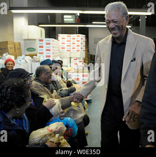 Schauspieler Morgan Freeman Hände Taschen von Nahrungsmitteln an die Bedürftigen in der Capital Area Food Bank in Washington am 18. Dezember 2007. Essen Banken in den USA sind Berichte Spenden sind gut unter dem, was in den Gemeinden erforderlich ist. (UPI Foto/Roger L. Wollenberg) Stockfoto