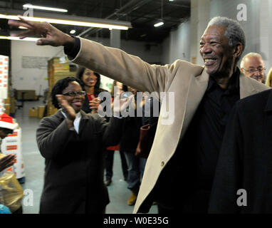 Schauspieler Morgan Freeman Hände Taschen von Nahrungsmitteln an die Bedürftigen in der Capital Area Food Bank in Washington am 18. Dezember 2007. Essen Banken in den USA sind Berichte Spenden sind gut unter dem, was in den Gemeinden erforderlich ist. (UPI Foto/Roger L. Wollenberg) Stockfoto