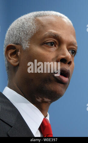 Rep. Hank Johnson (D-GA) spricht bei einer Pressekonferenz auf die Gesetzgebung obligatorische Schiedsverfahren in Arbeitsverträge in Washington am 19. Dezember 2007 zu Ende. Die Presse Konferenz konzentrierte sich auf die Aussage von Jamie Leigh Jones, ein ehemaliger Halliburton/KBR-Mitarbeiter, die behauptet, sie war betäubt und von anderen Fremdfirmen raubte, während im Irak vor zwei Jahren arbeiten und hat noch eine Testversion zu erhalten. (UPI Foto/Kevin Dietsch) Stockfoto