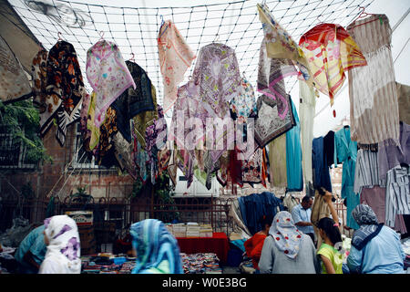 Ein Bündel Frauen stehen vor einem Markt in Tücher in Istanbul in der Türkei spezialisierte Abschaltdruck Stockfoto