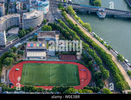 Frankreich, 7. Arrondissement von Paris, Blick vom Eiffelturm (Australische Botschaft, Centre sportif Emile Antoine, Pont de Bir-Hakeilm über den Fluss Seine) Stockfoto