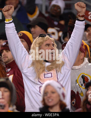 Ein Washington Redskins fan verkleidet als Sängerin Jessica Simpson Prost auf die Redskins, wie sie die Niederlage der Dallas Cowboys 27-6 bei FedEx Feld in Landover, Maryland am 30. Dezember 2007. Fans gekleidet, wie die Simpson zu ärgern Cowboys Quarterback Tony Romo, die Termine der Popstar. (UPI Foto/Ioana Condrut) Stockfoto