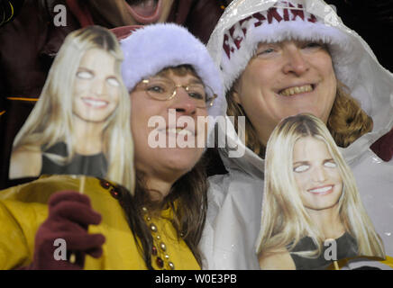 Ein Washington Redskins Fans halten Jessica Simpson Masken, wie sie Beifall auf den Redskins, wie sie die Niederlage der Dallas Cowboys 27-6 bei FedEx Feld in Landover, Maryland am 30. Dezember 2007. Fans gekleidet, wie die Simpson zu ärgern Cowboys Quarterback Tony Romo, die Termine der Popstar. (UPI Foto/Kevin Dietsch) Stockfoto