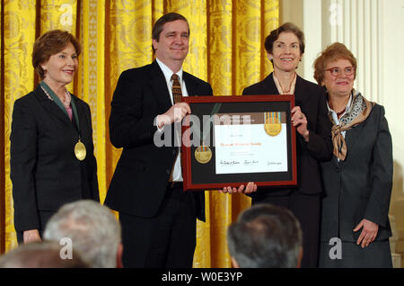 First Lady Laura Bush (L) und Dr. Anne-Imelda Radice, Institut für Museum und Bibliothek Services (IMLS) Direktor, (R) vorhanden Vermont Historical Society Museum Direktor J. Kevin Graffagnino, und der Gemeinschaft repräsentativen Marilyn Blackwell mit einer nationalen Medaille 2007 für Museum und Bibliothek Service während einer Zeremonie im East Room des Weißen Hauses in Washington am 14. Januar 2008. (UPI Foto/Roger L. Wollenberg) Stockfoto