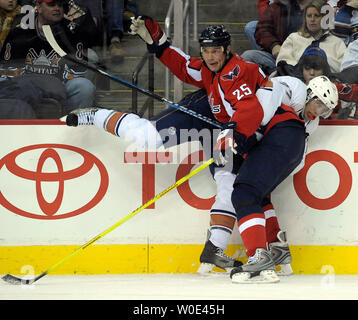 Washington Capitals vorwärts Viktor Kozlov, Russlands hits Edmonton Oilers Verteidiger Tom Gilbert in der ersten Periode im Verizon Center in Washington am 17. Januar 2008. (UPI Foto/Roger L. Wollenberg) Stockfoto