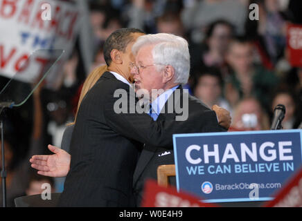 Barack Obama (L) Umarmungen Senator Edward Kennedy als erhält er Präsidentschaftswahlen Aufschriften von Senator Edward Kennedy, Rep. Patrick Kennedy und Caroline Kennedy, Tochter des verstorbenen Präsidenten John Kennedy, auf einer Kundgebung an der Amerikanischen Universität in Washington am 28. Januar 2008. Ted Kennedy's Unterstützung wurde von allen drei der demokratischen Präsidentenkämpfer gesucht. (UPI Foto/Pat Benic) Stockfoto