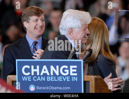 Senator Edward Kennedy schließt seine Nichte Caroline Kennedy, Tochter des verstorbenen Präsidenten John Kennedy, wie Rep.Patrick Kennedy (L) sieht bei einer Kundgebung an der Amerikanischen Universität, wo Sie alle für Präsident Barack Obama in Washington am 28. Januar 2008 gebilligt. Ted Kennedy's Endorsement durch alle drei der demokratischen Präsidentenkämpfer gesucht. (UPI Foto/Pat Benic) Stockfoto