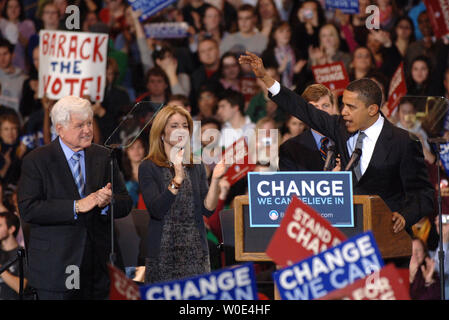 Barack Obama (R) Adressen die Menge, als er empfängt Präsidenten Aufschriften von Senator Edward Kennedy (L), Rep. Patrick Kennedy (hinten) und Caroline Kennedy (2., L), die Tochter des verstorbenen Präsidenten John Kennedy, auf einer Kundgebung an der Amerikanischen Universität in Washington am 28. Januar 2008. Ted Kennedy's Endorsement durch alle drei der demokratischen Präsidentenkämpfer gesucht. (UPI Foto/Pat Benic) Stockfoto
