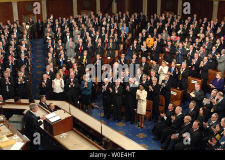 Us-Präsident George W. Bush wird mit Standing Ovations, als er die militärische diskutiert während seiner letzten Rede zur Lage der Union an den Kongress auf dem Capitol Hill in Washington am 28. Januar 2008. (UPI Foto/Pat Benic) Stockfoto