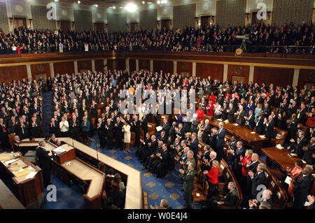 Präsident George W. Bush bekommt eine Standing Ovation von beiden Seiten des Ganges, als er während seiner militärischen Nutzen bespricht seine letzte Rede zur Lage der Union an den Kongress auf dem Capitol Hill in Washington am 28. Januar 2008. Die Republikaner sind auf der linken und die Demokraten sind auf der rechten Seite. (UPI Foto/Pat Benic) Stockfoto