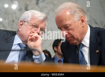 Senator Edward Kennedy (D-MA) (L) im Gespräch mit Senator Joe Biden (D-DE) während einer Senat-rechtsausschusse Aufsicht Anhörung über das US-Justizministerium am 30. Januar 2008. (UPI Foto/Kevin Dietsch) Stockfoto