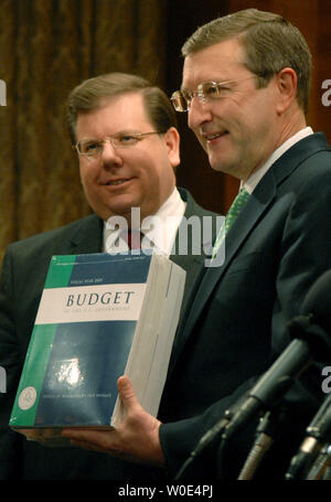 Senat Haushaltsausschuss Vorsitzender Senator Kent Conrad (D-ND) (R) spricht neben Robert Tapella, öffentlichen Drucker der USA, nach Erhalt einer Kopie von Präsident George W. Bush im Haushaltsjahr 2009 im Senat Haushalt Ausschuss Anhörung Zimmer in Washington am 4. Februar 2008. Die $ 3,1 Billionen budget unterstützt die Militärausgaben, erhöht die Forschung in saubere Energie und schützt die Steuersenkungen der Bush-Regierung. (UPI Foto/Kevin Dietsch) Stockfoto