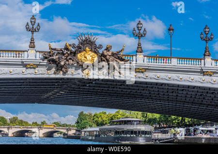 Frankreich, 7. Arrondissement von Paris, Pont Alexandre III über den Fluss Seine und 'Flow' Barge - Restaurant Stockfoto
