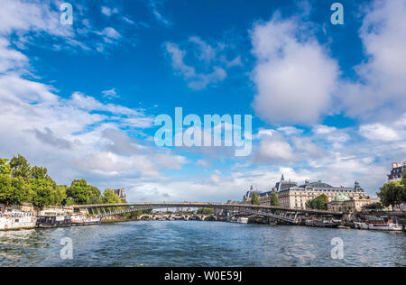 Frankreich, 1. und 7. Arrondissement von Paris, Passerelle Senghor über den Fluss Seine zwischen Quai des Tuileries und Quai Anatole France (Musée d'Orsay, Musée de la Legion d'Honneur) Stockfoto