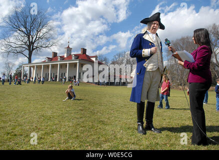 Dean Malissa, spielen die Rolle von General George Washington, wird von einem Mitglied der Medien an Washingtons 276. Geburtstag Feier in Washington's Immobilien in Mount Vernon, Virginia am 18. Februar 2008 befragt. Als Teil des Präsidenten Day Wochenende Mount Vernon wurde Veranstaltungen das Leben von Amerikas erster Präsident George Washington zu ehren. (UPI Foto/Kevin Dietsch) Stockfoto