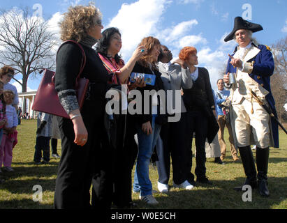 Dean Malissa, spielen die Rolle von General George Washington, Gespräche zu Besucher Washington 276. Geburtstag Feier in Washington's Immobilien in Mount Vernon, Virginia am 18. Februar 2008. Als Teil des Präsidenten Day Wochenende Mount Vernon wurde Veranstaltungen das Leben von Amerikas erster Präsident George Washington zu ehren. (UPI Foto/Kevin Dietsch) Stockfoto