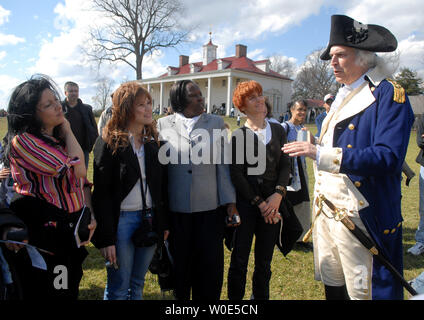 Dean Malissa, spielen die Rolle von General George Washington, Gespräche zu Besucher Washington 276. Geburtstag Feier in Washington's Immobilien in Mount Vernon, Virginia am 18. Februar 2008. Als Teil des Präsidenten Day Wochenende Mount Vernon wurde Veranstaltungen das Leben von Amerikas erster Präsident George Washington zu ehren. (UPI Foto/Kevin Dietsch) Stockfoto