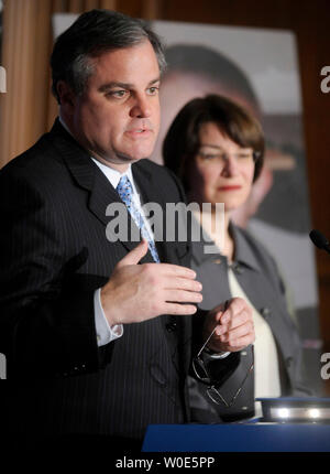 Senator Mark Pryor (D-AK) spricht neben Sen Amy Klobuchar (D-MN) bei einer Pressekonferenz auf die Bedeutung des Schutzes von Kindern von giftigen Spielzeug in Washington am 4. März 2008. (UPI Foto/Kevin Dietsch) Stockfoto