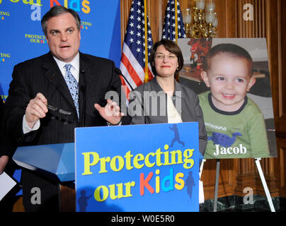 Senator Mark Pryor (D-AK) spricht neben Sen Amy Klobuchar (D-MN) bei einer Pressekonferenz auf die Bedeutung des Schutzes von Kindern von giftigen Spielzeug in Washington am 4. März 2008. (UPI Foto/Kevin Dietsch) Stockfoto