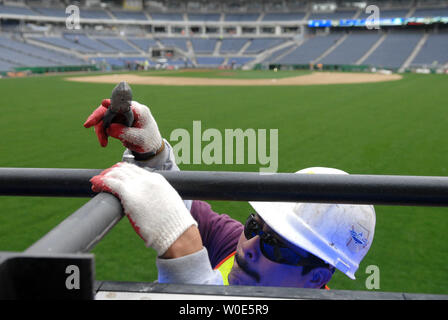 Ein Bauarbeiter setzt letzten Schliff auf der Washington Nationals neue Stadion in Washington am 4. März 2008. Den Angehörigen wird Ihr erstes Spiel im neuen Stadion spielen am 30. März gegen die Atlanta Braves. (UPI Foto/Kevin Dietsch) Stockfoto