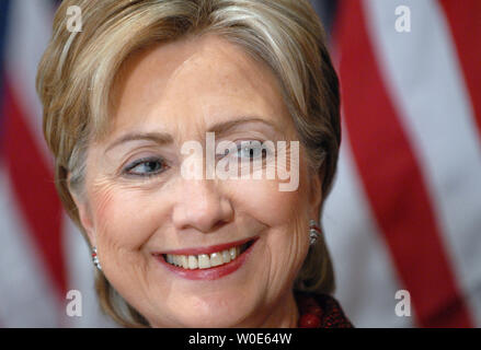 Demokratische Präsidentschaftskandidat Senator Hillary Clinton (NY) spricht während einer Pressekonferenz mit mehreren Militärs in Washington am 6. März 2008. Clinton und die Offiziere den Krieg in Afghanistan zu diskutieren. (UPI Foto/Roger L. Wollenberg) Stockfoto