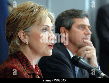 Demokratische Präsidentschaftskandidat Senator Hillary Clinton (NY) spricht während einer Pressekonferenz mit mehreren Militärs in Washington am 6. März 2008. Clinton und die Offiziere den Krieg in Afghanistan zu diskutieren. Am Recht ist ehemaliger Vice Admiral Joseph Sestak. (UPI Foto/Roger L. Wollenberg) Stockfoto