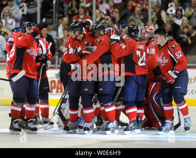 Center Washington Capitals' Viktor Kozlov (C), der Russischen Föderation, feiert mit seinem Team nach dem Scoring das Siegtor gegen die Boston Bruins während einer Schießerei im Verizon Center in Washington am 16. März 2008. Die Hauptstädte besiegten die Bruins 2-1. (UPI Foto/Kevin Dietsch) Stockfoto