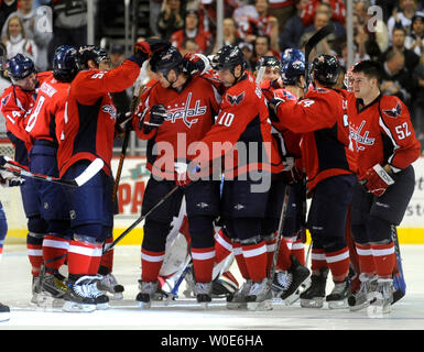 Center Washington Capitals' Viktor Kozlov (C), der Russischen Föderation, feiert mit seinem Team nach dem Scoring das Siegtor gegen die Boston Bruins während einer Schießerei im Verizon Center in Washington am 16. März 2008. Die Hauptstädte besiegten die Bruins 2-1. (UPI Foto/Kevin Dietsch) Stockfoto