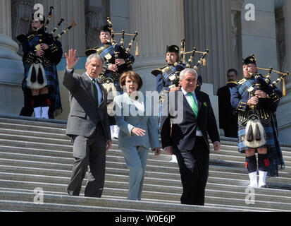 Präsident George W. Bush (L) Sprecher des Repräsentantenhauses Nancy Pelosi (D-CA) (C) und den irischen Premierminister Bertie Ahern verlassen St. Patrick's Day Mittagessen im Kapitol in Washington am 17. März 2008. (UPI Foto/Kevin Dietsch) Stockfoto